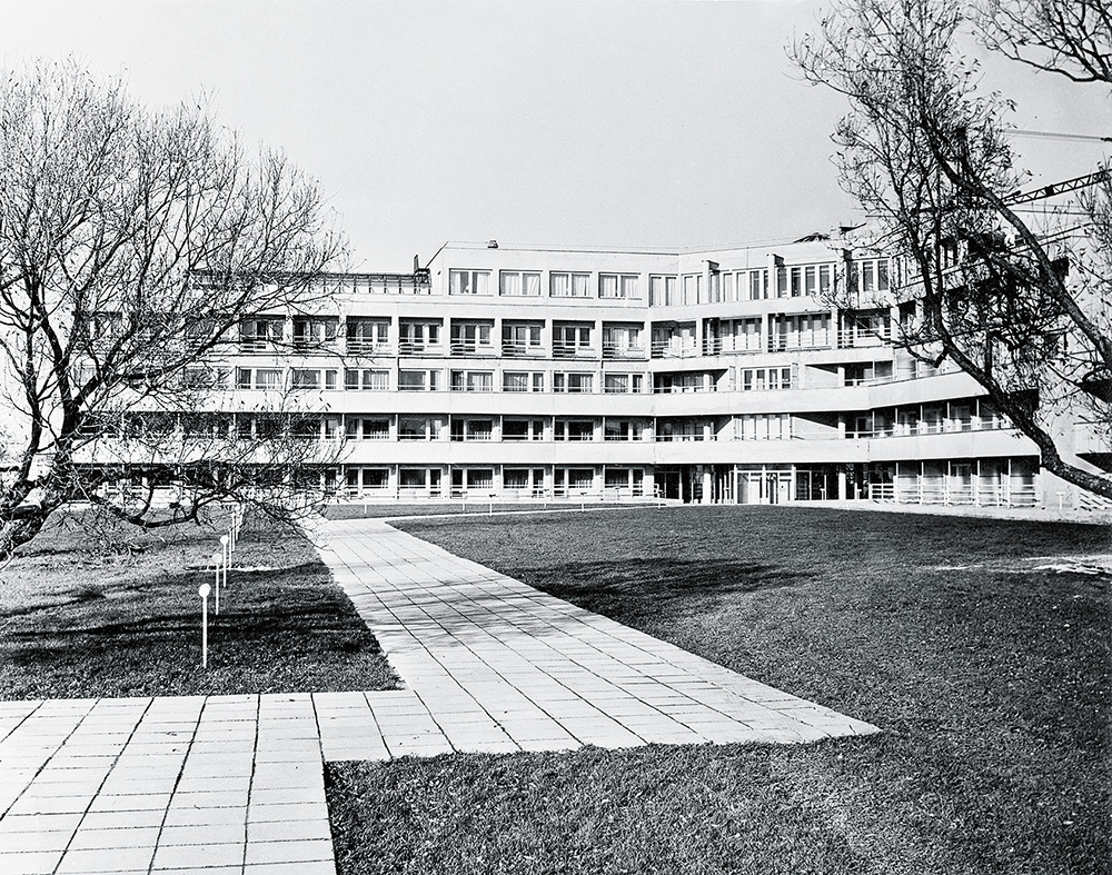 Sanatooriumi Tervis laiendus Pärnus /  Sanatorium “Tervis” in Pärnu.  Valminud / Completed 1976