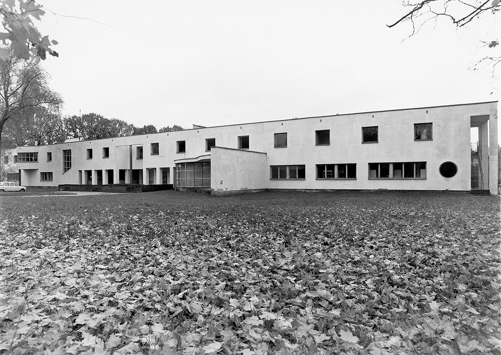 Sovhoosikeskus Kehras /  State farm centre in Kehra.  Valminud / Completed 1986